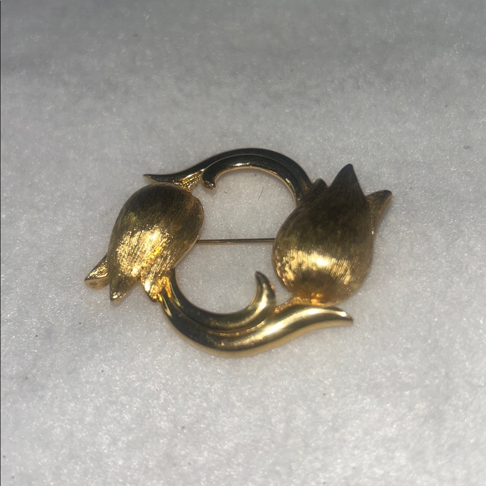 Vintage Monet Signed Elegant Goldtone Brooch #1011